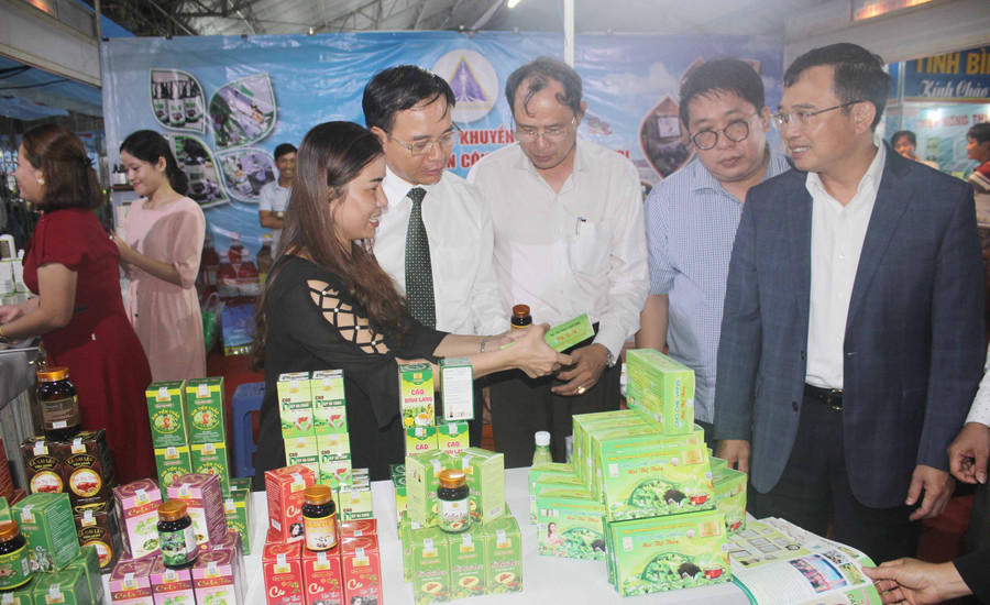 Rất nhiều sản phẩm trưng bày tại hội chợ đã được cấp chứng nhận sản phẩm công nghiệp nông thôn tiêu biểu. Ảnh: Vũ Thảo