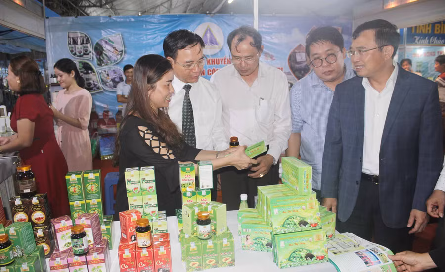 Rất nhiều sản phẩm trưng bày tại hội chợ đã được cấp chứng nhận sản phẩm công nghiệp nông thôn tiêu biểu. Ảnh: Vũ Thảo