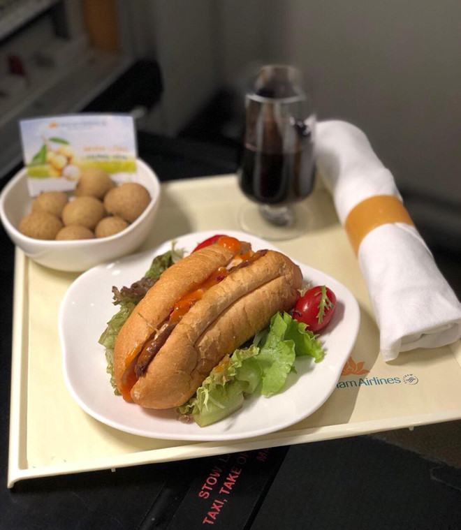 Bánh mì Việt Nam sẽ được Vietnam Airlines phục vụ cho hành khách hạng Phổ thông trên đường bay nội địa ngắn từ ngày 1-9 VNA