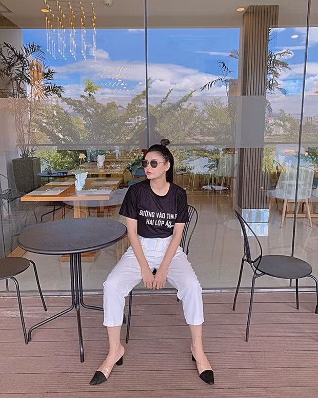  Trương Quỳnh Anh nhận nhiều lời khen bởi nhan sắc trẻ trung, gu thời trang năng động, hiện đại với tạo hình tóc búi củ tỏi, diện áo phông và quần ống lửng theo phong cách tối giản.