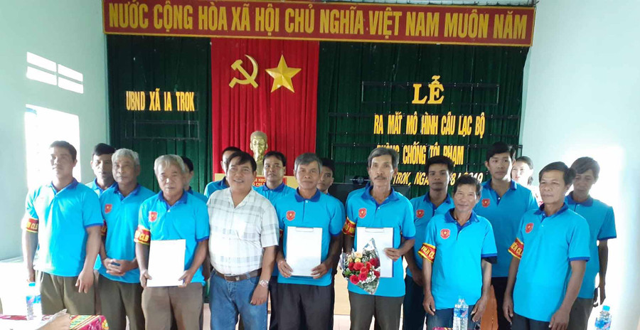 Ra mắt CLB phòng chống tội phạm của xã Ia Trốk. Ảnh: Cúc Phương