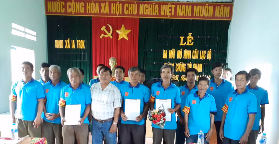 Ra mắt CLB phòng chống tội phạm của xã Ia Trốk. Ảnh: Cúc Phương