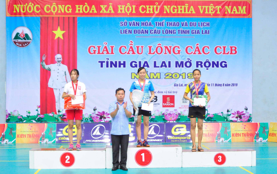 Ban tổ chức trao thưởng cho các vận động viên xuất sắc. Ảnh: Hà Phương