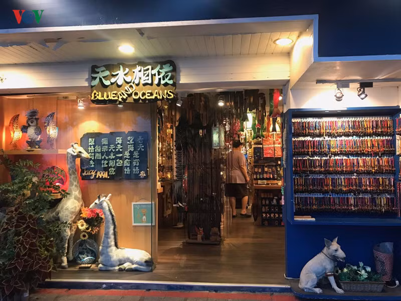 Bạn tha hồ đi lạc trong thế giới nhiều màu sắc và rất dễ bị “hoa mắt”, “cảm nắng” với đủ các thể loại từ sổ, bút cho đến gấu, kẹp nơ, móc khóa, trang sức… mà thứ nào cũng dễ thương, độc đáo và đáng yêu đến không thể kiềm lòng.