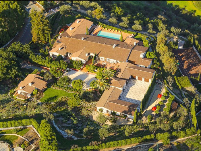 Dinh thự Hacienda de la Paz tại Rolling Hills, bang California (Mỹ) được xây theo phong cách Tây Ban Nha và mất tới 17 năm hoàn thành. 5 trong 6 tầng của căn nhà được xây dưới lòng đất. (Ảnh: BI)  Dinh thự Hacienda de la Paz tại Rolling Hills, bang California (Mỹ) được xây theo phong cách Tây Ban Nha và mất tới 17 năm hoàn thành. 5 trong 6 tầng của căn nhà được xây dưới lòng đất. (Ảnh: BI)