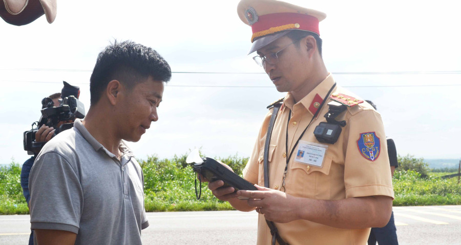 Kiểm tra nồng độ cồn tài xế xe khách trên tuyến đường Hồ Chí Minh. Ảnh: Lê Hòa