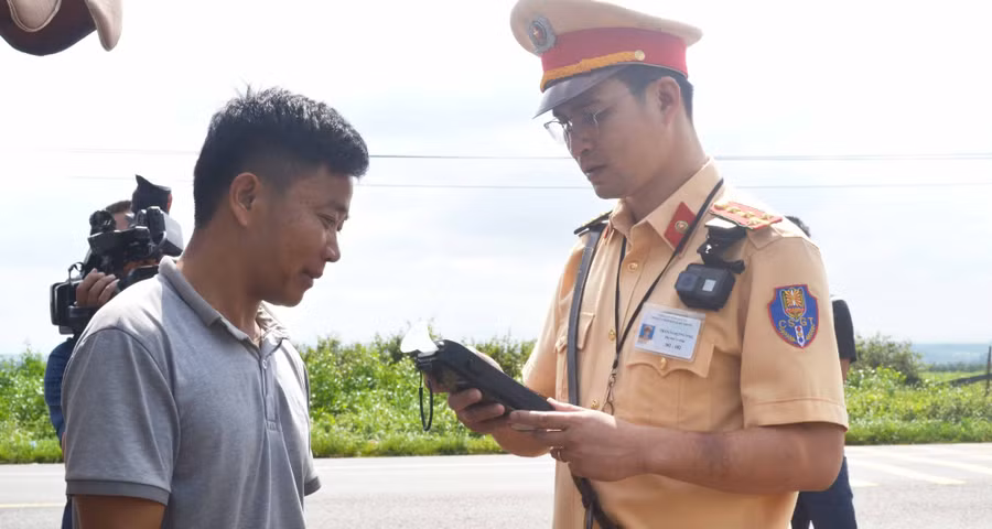 Kiểm tra nồng độ cồn tài xế xe khách trên tuyến đường Hồ Chí Minh. Ảnh: Lê Hòa