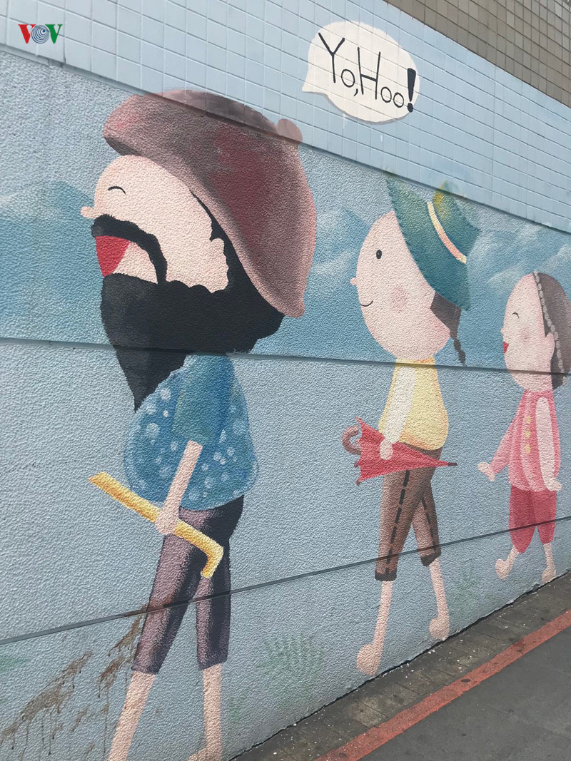 Đạm Thủy còn được biết đến bởi những bức tường vẽ tranh 3D trong các con hẻm, cầu thang trên phố núi sẽ mang lại bất ngờ về nghệ thuật đường phố cho du khách. Đạm Thủy còn được biết đến bởi những bức tường vẽ tranh 3D trong các con hẻm, cầu thang trên phố núi sẽ mang lại bất ngờ về nghệ thuật đường phố cho du khách.