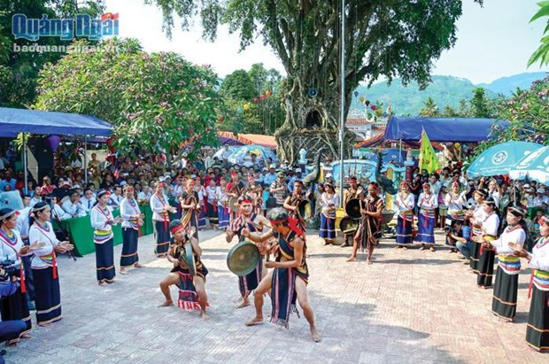 Biểu diễn đấu chiêng của đồng bào Cor tại lễ hội điện Trường Bà. (Nguồn: báo Quảng Ngãi)  Biểu diễn đấu chiêng của đồng bào Cor tại lễ hội điện Trường Bà. (Nguồn: báo Quảng Ngãi)