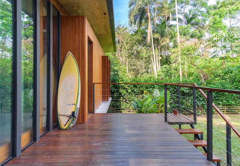 Vì nằm trong một khu rừng nên nền nhà được xây cao lên khỏi mặt đất, tránh các loại côn trùng. Vì nằm trong một khu rừng nên nền nhà được xây cao lên khỏi mặt đất, tránh các loại côn trùng.