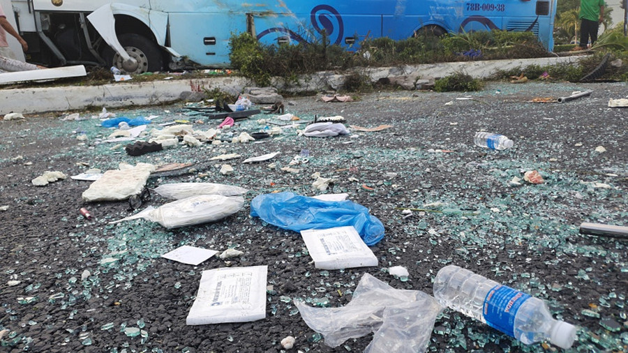  Nhiều vật dụng trên các xe vương vãi khắp đường sau tai nạn