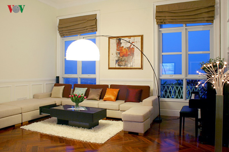 Việc thay đổi tranh, ảnh, thảm, bình hoa, vỏ gối… rất đơn giản cho một không gian phòng sinh hoạt chung nhưng có hiệu quả “mới cho góc cũ”. Việc thay đổi tranh, ảnh, thảm, bình hoa, vỏ gối… rất đơn giản cho một không gian phòng sinh hoạt chung nhưng có hiệu quả “mới cho góc cũ”.