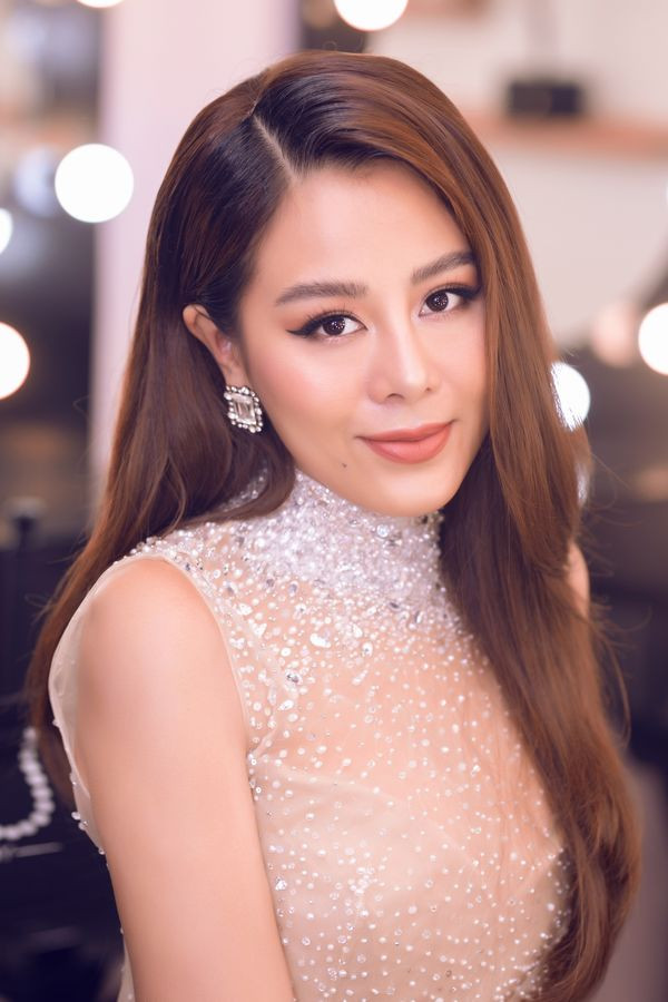  Cô tự tin khoe cận cảnh gương mặt nét căng