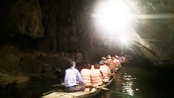 Vào nơi Phật Hoàng xuất gia, du khách đi qua một hang đá tự nhiên dài 1 km