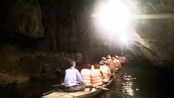Vào nơi Phật Hoàng xuất gia, du khách đi qua một hang đá tự nhiên dài 1 km