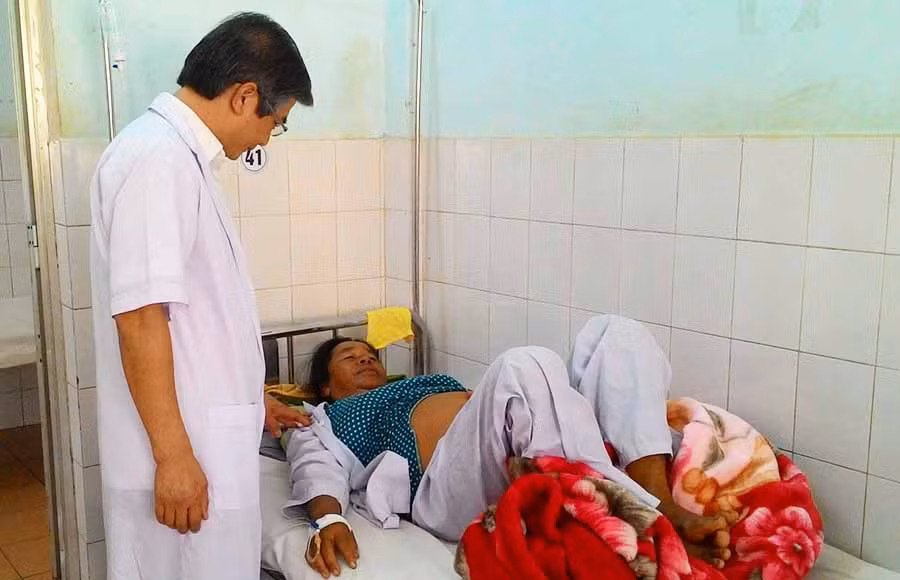 Bác sĩ Bảo thăm khám cho bệnh nhân. Ảnh: Như Nguyện