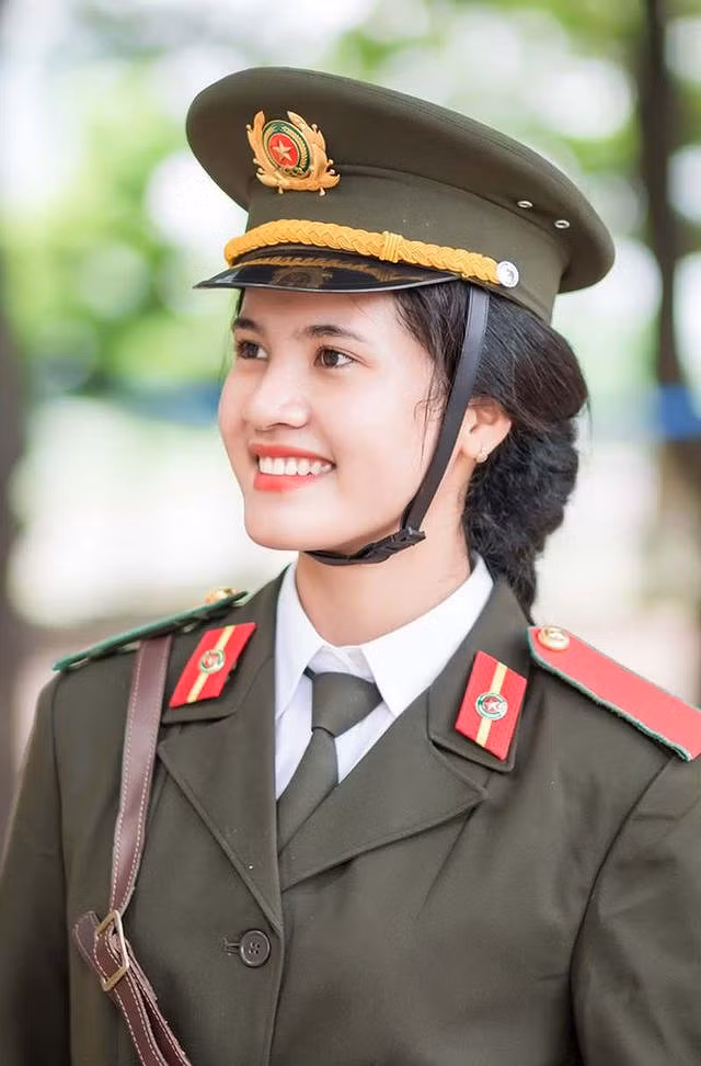  Cô gái dân tộc Khmer may mắn sở hữu đôi mắt to tròn cùng sống mũi cao và mái tóc đen dài, làn da ngăm nên nhiều người từng lầm tưởng Ngọc Thoa là người nước ngoài. Tuy nhiên, Ngọc Thoa cho rằng ngoại hình của mình mang đầy đủ nét đặc trưng của dân tộc Khmer và cô cảm thấy vô cùng hành diện, tự hào về điều đó.