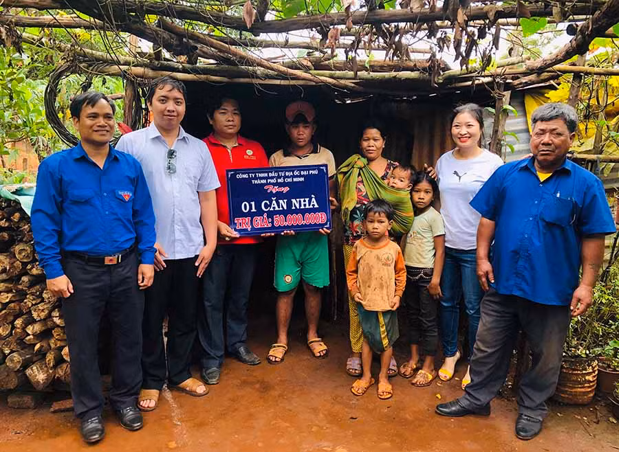  Đoàn công tác xã hội Sài Gòn-Gia Lai trao tặng kinh phí xây nhà ở cho em Rơ Châm Tú (xã Ia Phí, huyện Chư Pah). Ảnh: P.L