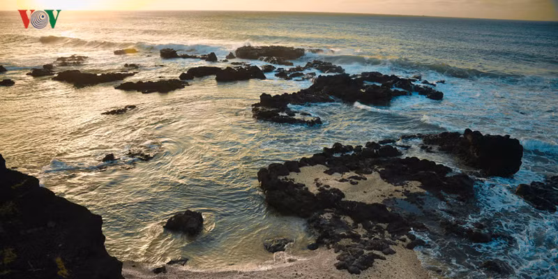 Những tia nắng sớm mai từ biển Đông chiếu sáng những mỏm đá đủ hình thù kỳ dị nhô ra biển. Đến đây, bạn tha hồ tạo dáng chụp ảnh mà không sợ bị ai dòm ngó, làm phiền.