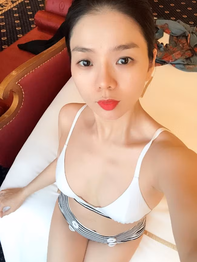 Được mệnh danh là “nữ hoàng phòng trà” Bolero, chinh phục khán giả bằng chất giọng ngọt ngào, trầm ấm nhưng cô có nhiều fan hơn nhờ vào gu thời trang đắt đỏ và body thuộc hàng 