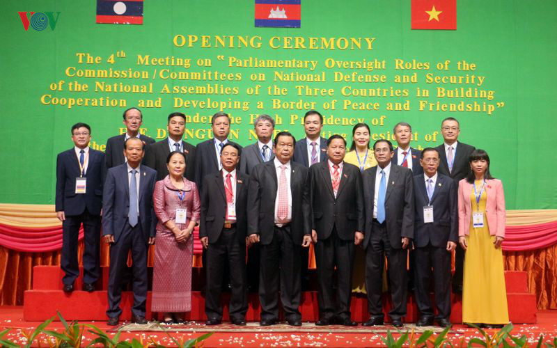 Các đại biểu chụp ảnh tại Hội nghị. Các đại biểu chụp ảnh tại Hội nghị.