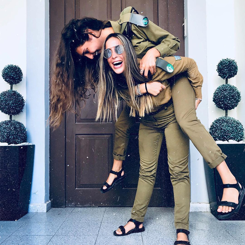  “Chị để em cõng”.