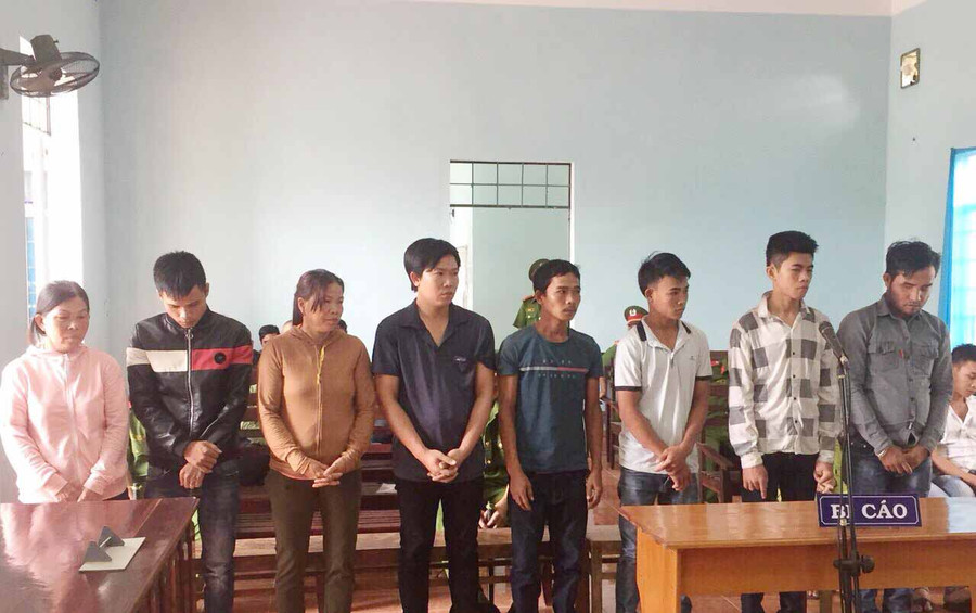 Các bị cáo nghe tòa tuyên án. Ảnh: Cao Phong