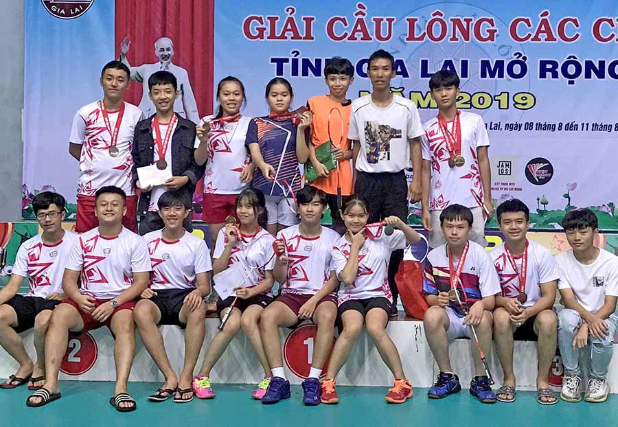 Các tay vợt của Trường THPT chuyên Hùng Vương tại Giải Cầu lông các câu lạc bộ tỉnh Gia Lai mở rộng 2019. Ảnh: M.V  Các tay vợt của Trường THPT chuyên Hùng Vương tại Giải Cầu lông các câu lạc bộ tỉnh Gia Lai mở rộng 2019. Ảnh: M.V