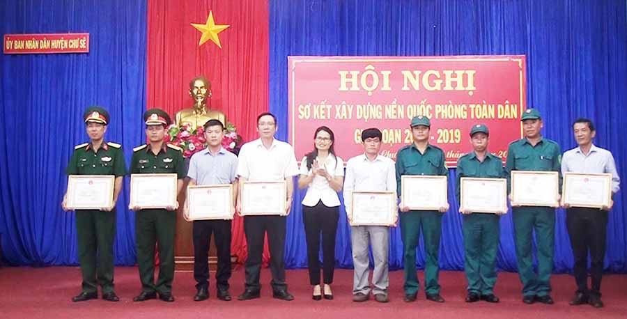 Các tập thể nhận giấy khen có thành tích xuất sắt trong thực hiện nhiệm vụ xây dựng nền Quốc phòng toàn dân giai đoạn 2009-2019 Ảnh Anh Quân