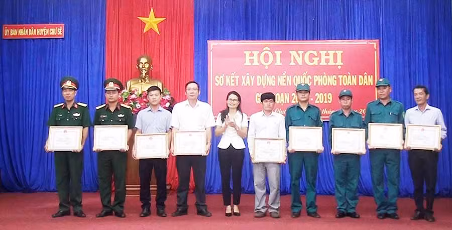 Các tập thể nhận giấy khen có thành tích xuất sắt trong thực hiện nhiệm vụ xây dựng nền Quốc phòng toàn dân giai đoạn 2009-2019 Ảnh Anh Quân