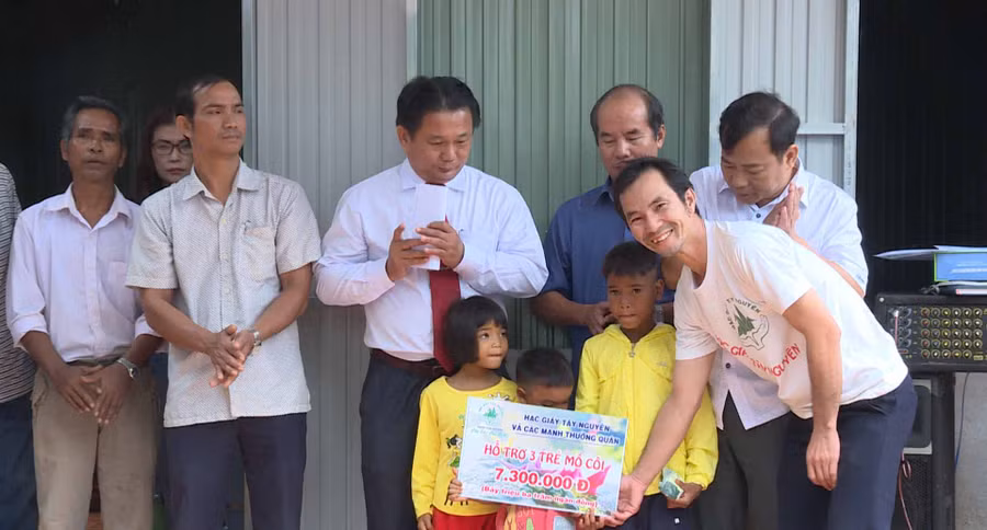 Nhóm tình nguyện Hạc Giấy Tây Nguyên tặng nhiều vật dụng cần thiết cho 3 anh em. Ảnh: Hà Duy