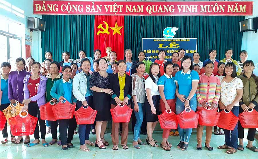  Các cấp Hội Phụ nữ trong tỉnh tặng giỏ nhựa đi chợ cho hội viên phụ nữ để dần thay đổi thói quen dùng túi ni lông và đồ nhựa dùng một lần. Ảnh: N.B