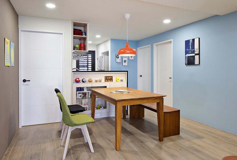 Trong phòng ăn, vị trí cửa được đặt lệch đi so với bàn để không làm ảnh hưởng đến không khí của bữa cơm gia đình. Trong phòng ăn, vị trí cửa được đặt lệch đi so với bàn để không làm ảnh hưởng đến không khí của bữa cơm gia đình.