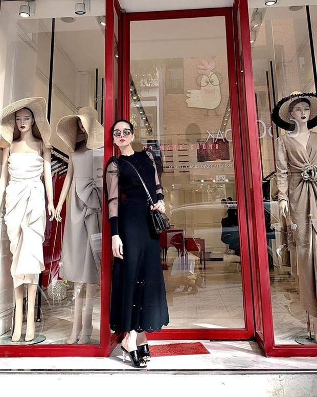  Lệ Quyên cũng chứng minh vẻ đẹp quên tuổi với nhan sắc ngày càng ''lão hóa ngược''. Dù diện cả bộ đồ đen toàn tập, ''nữ hoàng Bolero'' vẫn tỏa sáng rạng rỡ nhờ thần thái sang chảnh, kiêu kỳ.