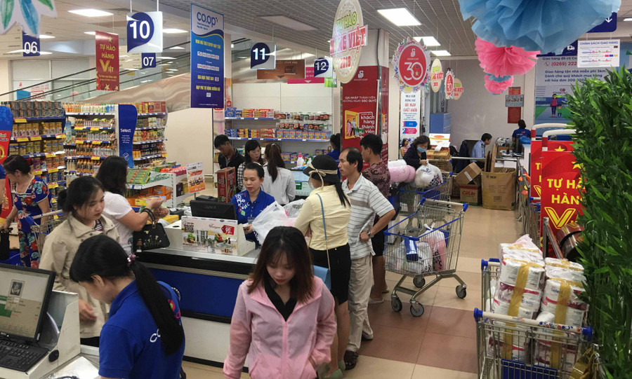 Người dân mua sắm tại siêu thị. Ảnh: Anh Huy