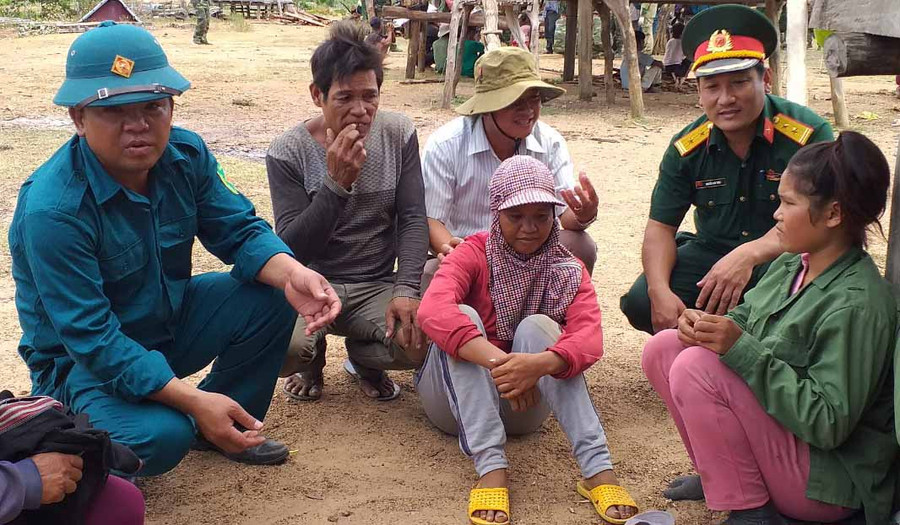  Lực lượng vũ trang huyện tuyên truyền, vận động người dân làng Trớ thực hiện nếp sống mới. Ảnh: P.D