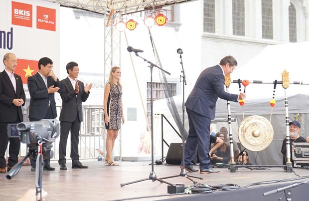  Thứ trưởng Ngoại giao Slovakia František Rúžička đánh cồng khai mạc lễ hội. (Ảnh: Hồng Kỳ/Vietnam+)