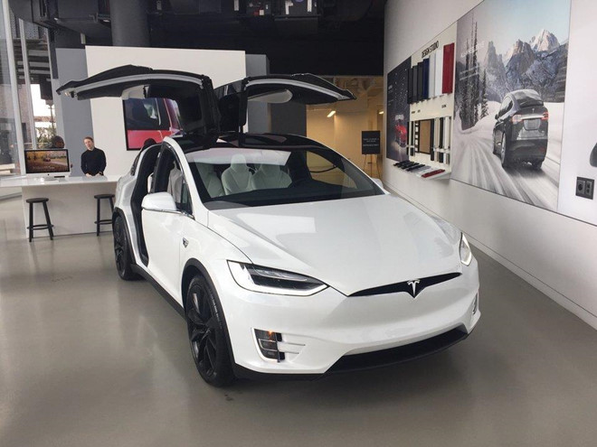Đại lý ôtô trưng bày một xe của Tesla. Ảnh: Business Insider. Đại lý ôtô trưng bày một xe của Tesla. Ảnh: Business Insider.