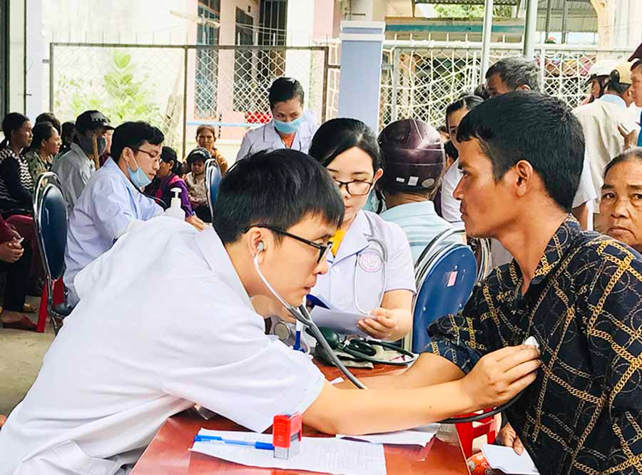  Các y-bác sĩ khám, cấp thuốc miễn phí cho người dân xã Ia Ake (huyện Phú Thiện). Ảnh: Đ.M.P