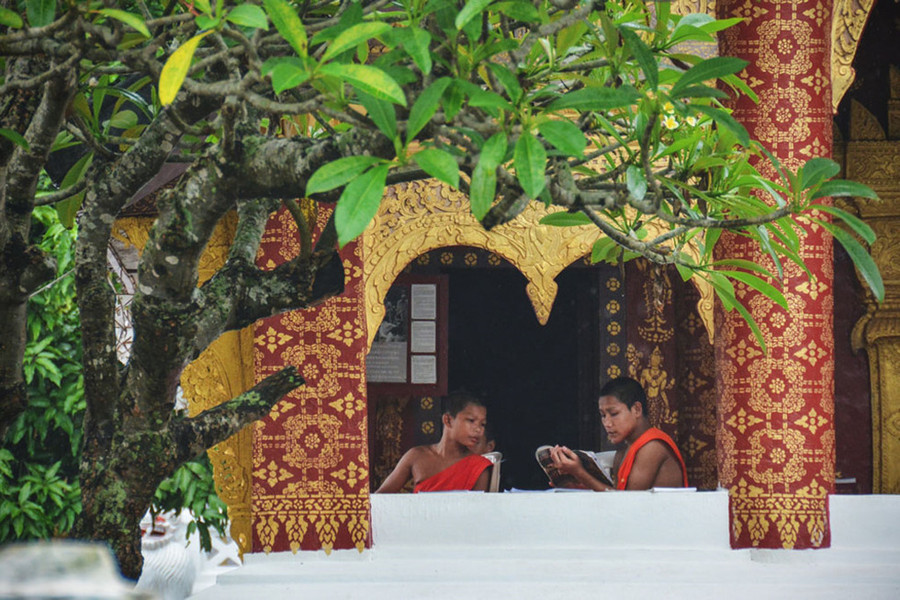 Không khó để bắt gặp những nhà sư thiếu niên ngồi học bên hiên chùa. Họ thường trải qua một thời gian ngắn học tập, tu thiền trong chùa theo truyền thống của người Lào