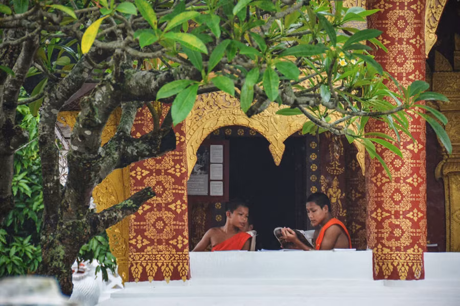 Không khó để bắt gặp những nhà sư thiếu niên ngồi học bên hiên chùa. Họ thường trải qua một thời gian ngắn học tập, tu thiền trong chùa theo truyền thống của người Lào