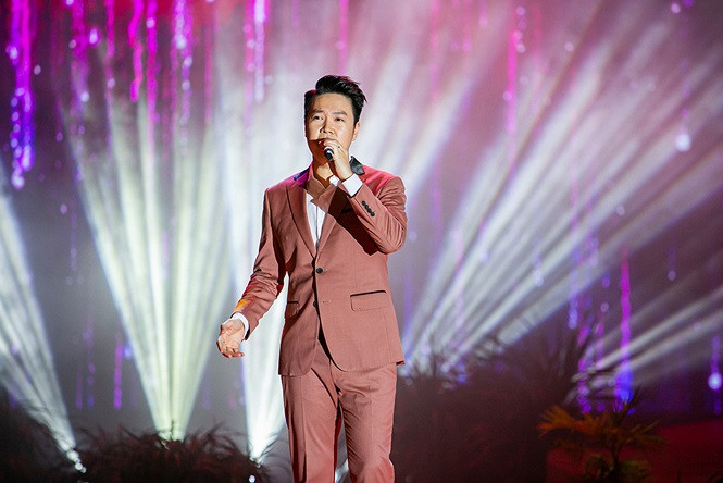  Ca sĩ Lê Hiếu diện vest bảnh bao, trình diễn trong chương trình.