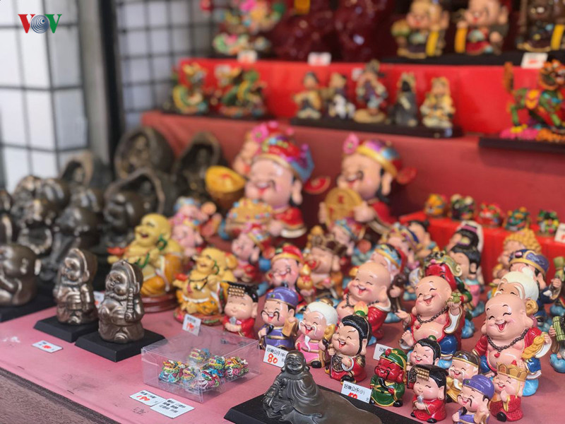 Vì thế chúng tôi chỉ chăm chăm tìm những món đồ do người Đài Loan sản xuất trong suốt chuyến đi. Vì thế chúng tôi chỉ chăm chăm tìm những món đồ do người Đài Loan sản xuất trong suốt chuyến đi.