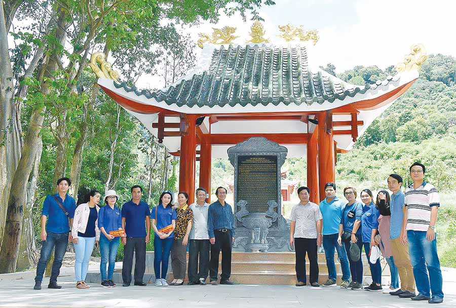  Đoàn cán bộ, viên chức Báo Gia Lai thăm Khu Di tích lịch sử cách mạng của tỉnh tại xã Krong (huyện Kbang). Ảnh: Đ.T