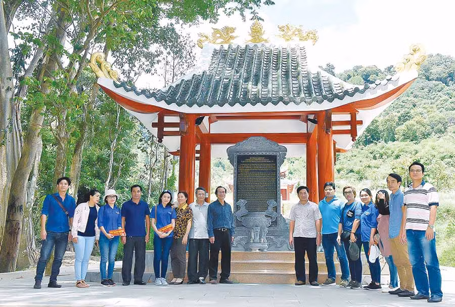  Đoàn cán bộ, viên chức Báo Gia Lai thăm Khu Di tích lịch sử cách mạng của tỉnh tại xã Krong (huyện Kbang). Ảnh: Đ.T