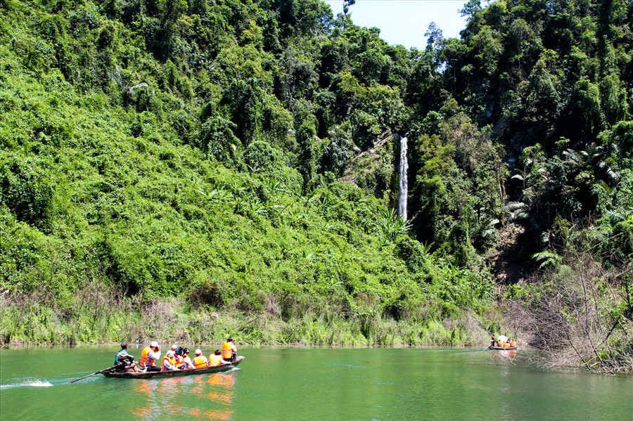  Khe Lạnh - một thác nước nhỏ xuất hiện từ xa như dải lụa mềm vắt mình qua núi có thể khiến nhiều du khách ngỡ ngàng.