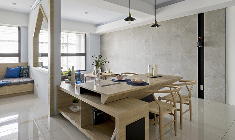 Điểm đặc biệt nhất trong ngôi nhà là chiếc bàn ăn. Bàn làm bằng gỗ veneer, kê trên một chiếc giá sách là nơi ăn uống đồng thời là nơi để các bé làm bài tập, vui chơi.  Điểm đặc biệt nhất trong ngôi nhà là chiếc bàn ăn. Bàn làm bằng gỗ veneer, kê trên một chiếc giá sách là nơi ăn uống đồng thời là nơi để các bé làm bài tập, vui chơi.