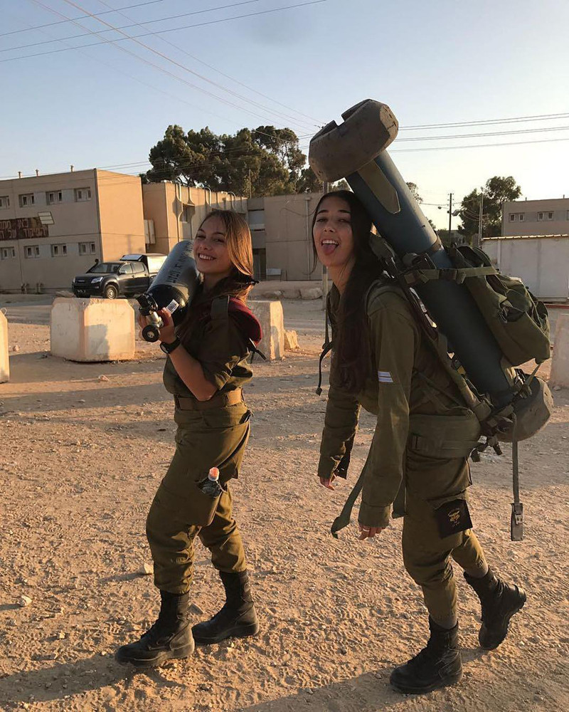  Hai cô gái này có lẽ đang vác loại tên lửa chống tăng. Phụ nữ trong quân đội Israel cũng phải trải qua việc huấn luyện nhọc nhằn tương tự nam giới.