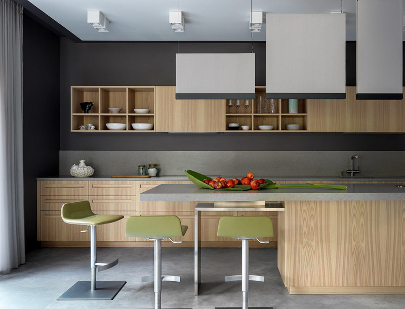 Phòng bếp được thiết kế đơn giản có tủ bếp và bộ bàn ghế ăn. Tất cả đều được làm bằng gỗ có vân màu vàng nhạt đan xen với những gam màu sáng.