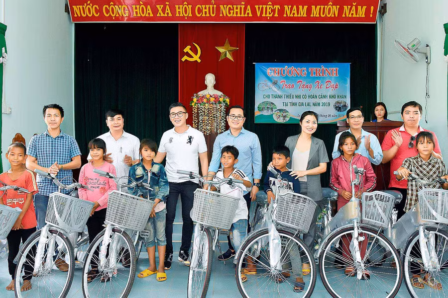 Trao tặng 35 chiếc xe đạp cho các em thiếu nhi có hoàn cảnh khó khăn ở xã Ia Piơr. Ảnh: Đức Thụy